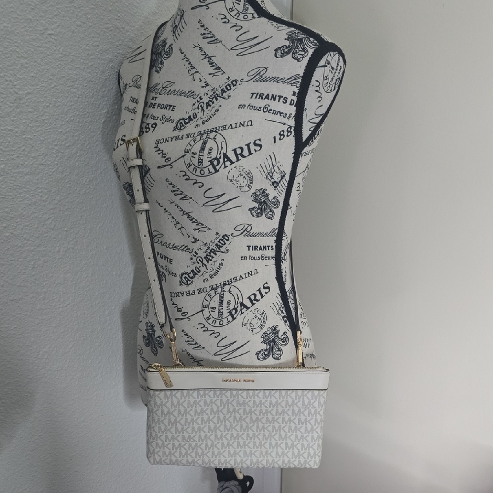 Michael Kors White W/ Gold Hardware MK Monogram Crossbody Bag (NWOT)✨️🤍✨️